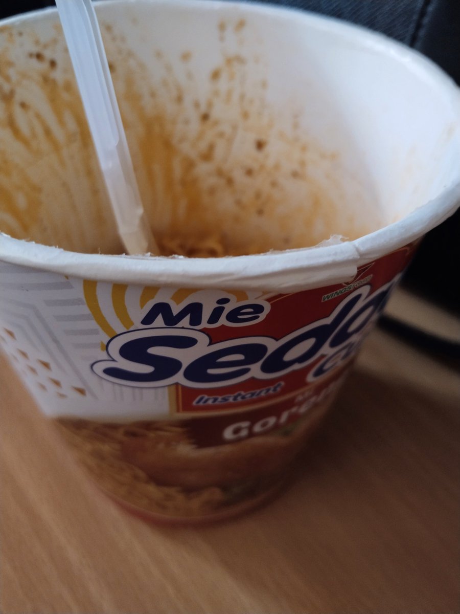 Meirpn's tweet photo. Laci isinya pop mie, cemilan berat wkwk https://t.co/sF4mPJof5Y