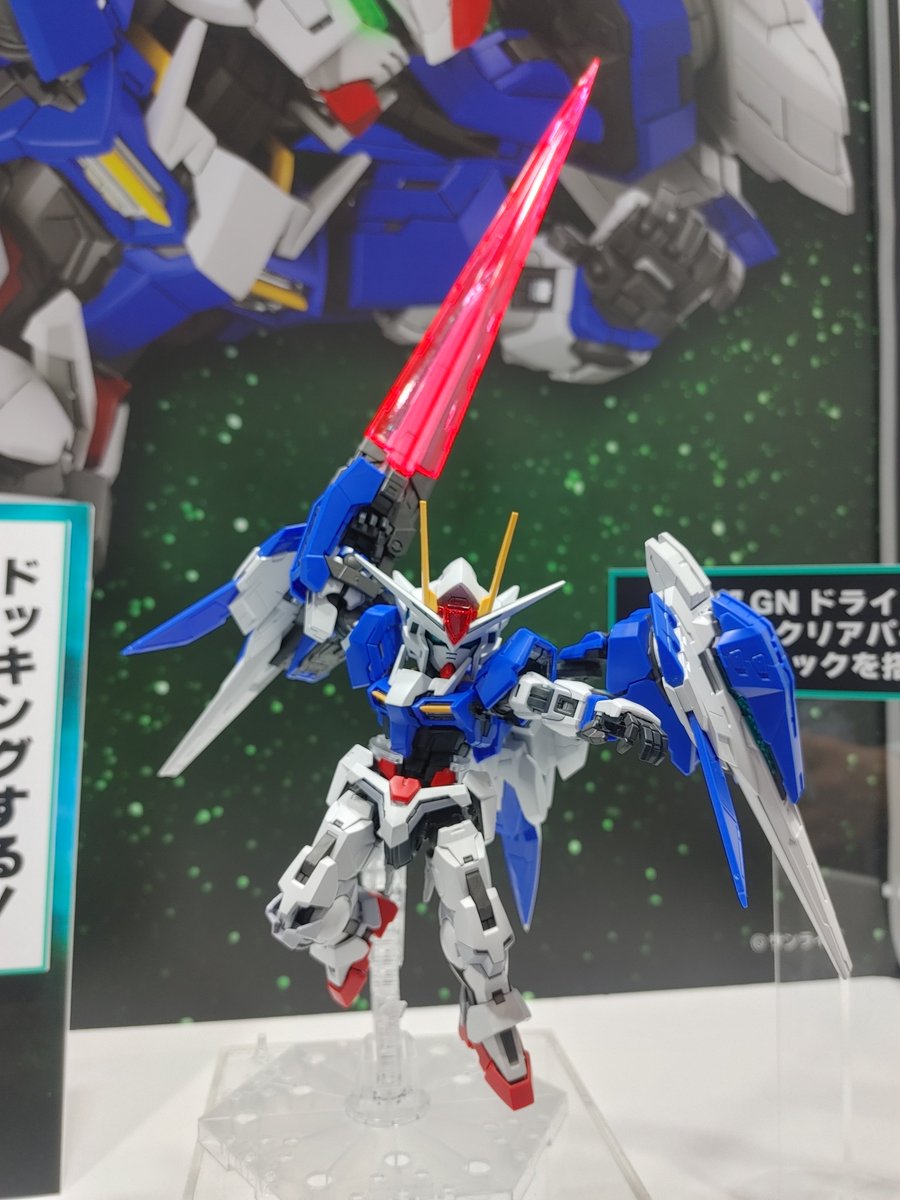 2000over_toy's tweet photo. MGSDダブルオーライザー。
見た目以上にSDよりのフォルムが強いかな。
クシャトリヤを見た後だともう少しリアル体型に近い方が良い気がしてしまった。
#全日本模型ホビーショー https://t.co/8QMShR6VJb