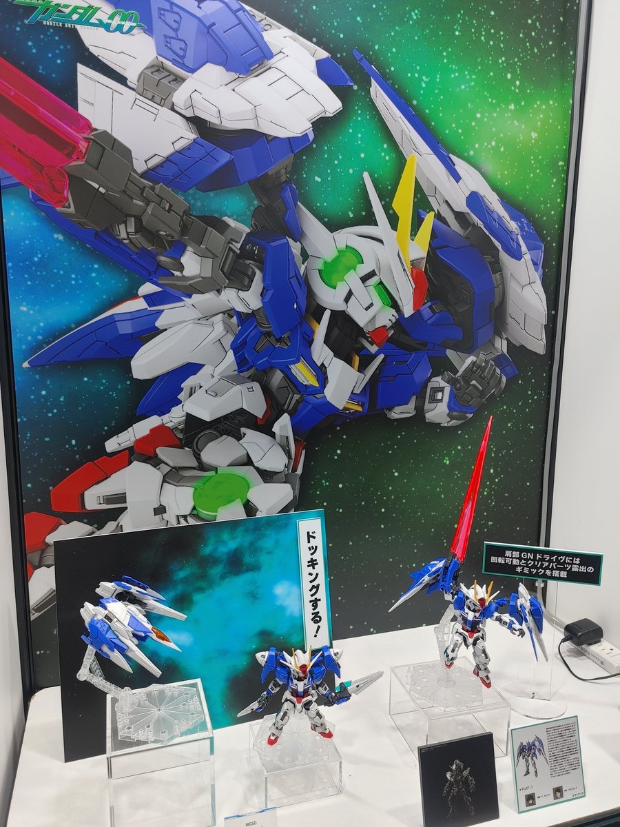 2000over_toy's tweet photo. MGSDダブルオーライザー。
見た目以上にSDよりのフォルムが強いかな。
クシャトリヤを見た後だともう少しリアル体型に近い方が良い気がしてしまった。
#全日本模型ホビーショー https://t.co/8QMShR6VJb