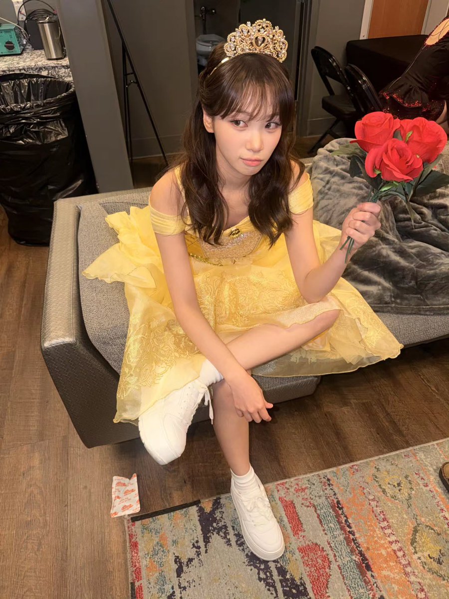 sserapics's tweet photo. CHAEWON BE LIKE  I DON’T NEED A PRINCE https://t.co/sR2l8NwZFM