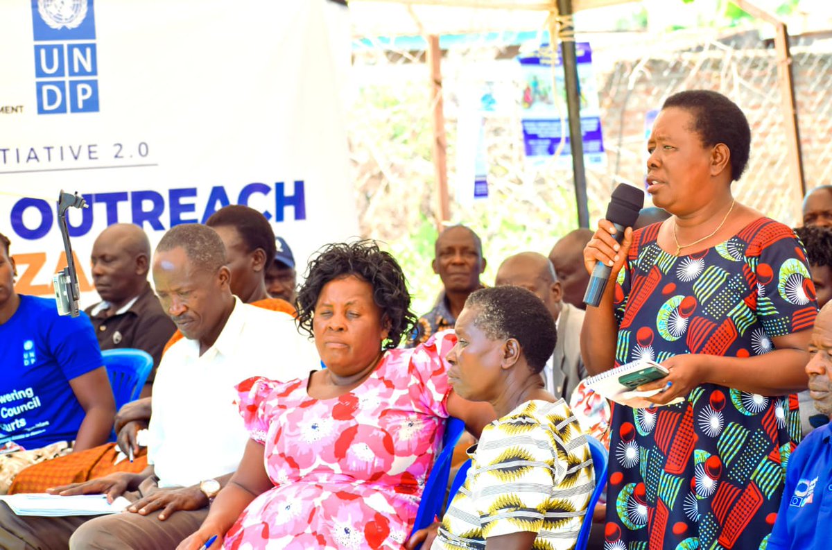 UNDPUganda's tweet photo. Through Spotlight Initiative 2.0, @UNDP is supporting @MoLGUganda to strengthen community awareness and access to justice through community barazas.

In Malaba Municipality, the baraza brought community members and duty bearers together to discuss GBV prevention and response, SRHR, Trafficking in Persons (TIP), and the role of Local Council I & II Courts. ⚖️

The baraza strengthened community understanding of appropriate reporting and referral mechanisms, as well as where to access justice, protection and other support services.

#SDG5
#SDG16