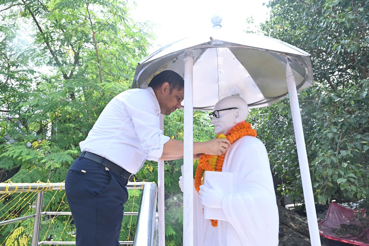 DCDeoghar's tweet photo. आज गांधी जयंती के अवसर पर टावर चौक स्थित राष्ट्रपिता महात्मा गांधी जी की प्रतिमा पर माल्यार्पण कर श्रद्धा सुमन अर्पित किया। 
@JharkhandCMO @prdjharkhand https://t.co/1Cn9gFRGhn