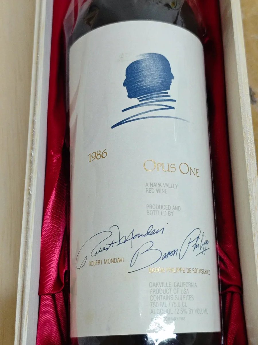 Platinumwine1's tweet photo. 残り在庫は1本、今年40周年のオーパス・ワン！ 本日出荷させていただいた1986年のオーパス・ワン。86年は早いもので、もう40周年のワインです。同じ1986年は当店に残り1本です。 #オーパスワン #ヴィンテージワイン https://t.co/u6rA4pJoZk https://t.co/5HBTUhRTp7