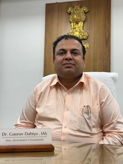 NaukarshahiGems's tweet photo. > Bro is Dr Gaurav Dahiya, IAS 2010 batch Gujarat
> He is MBBS Doctor from AIIMS Delhi
> He was Suspended by Govt on the grounds of moral turpitude and actions unbecoming of a civil servant in 2019
> He remained suspended for 4 years from 2019 to 2023 in his short service 
> There were also allegations of Misuse of official position and financial irregularities when he was director of National Health Mission

He has been compulsorily retired and his service ended by Gujarat govt in public interest.