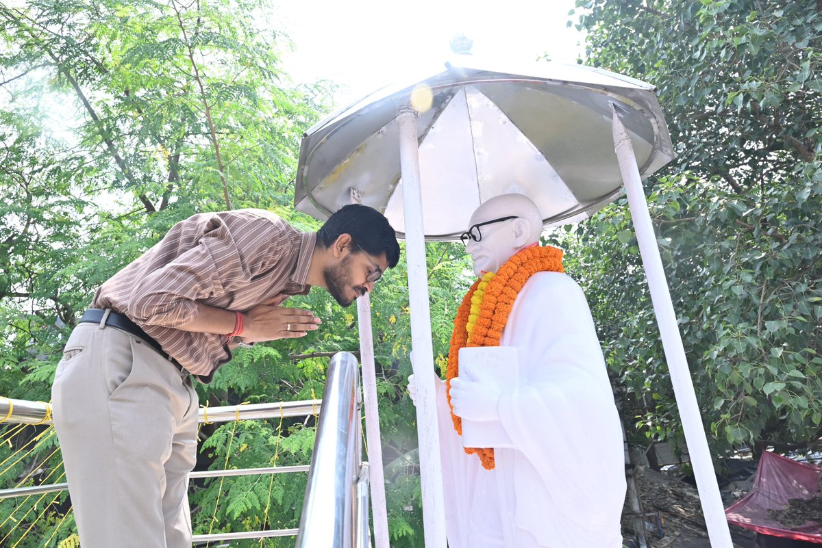 DCDeoghar's tweet photo. आज गांधी जयंती के अवसर पर टावर चौक स्थित राष्ट्रपिता महात्मा गांधी जी की प्रतिमा पर माल्यार्पण कर श्रद्धा सुमन अर्पित किया। 
@JharkhandCMO @prdjharkhand https://t.co/1Cn9gFRGhn