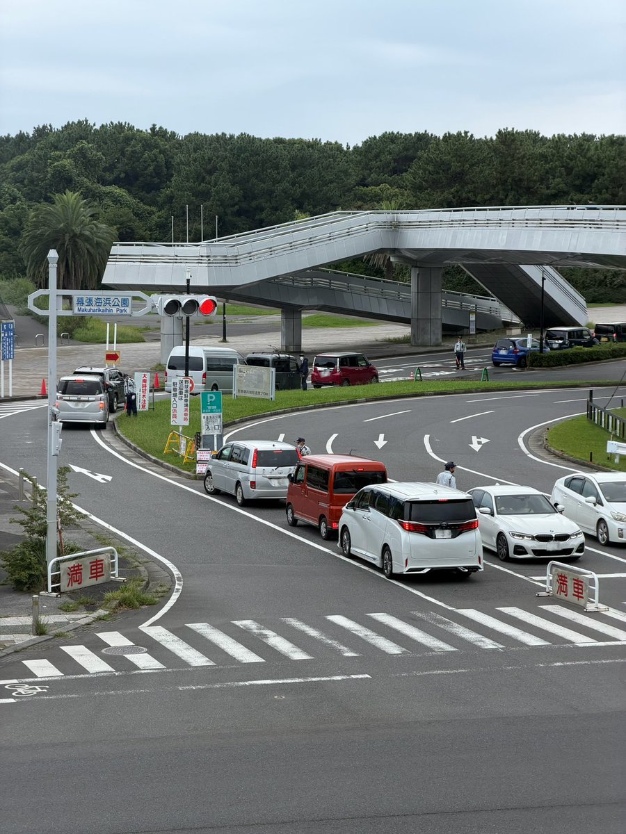 __michan712's tweet photo. ZOZOマリンの駐車場
14:15の時点で満車🈵

現在時刻でも20度なので
試合中は20度を下回るでしょう。

チケット無いので
せめて角中さん仕様の
ZOZOマリンを撮りに。。🥲

#chibalotte https://t.co/juNKLYEQao