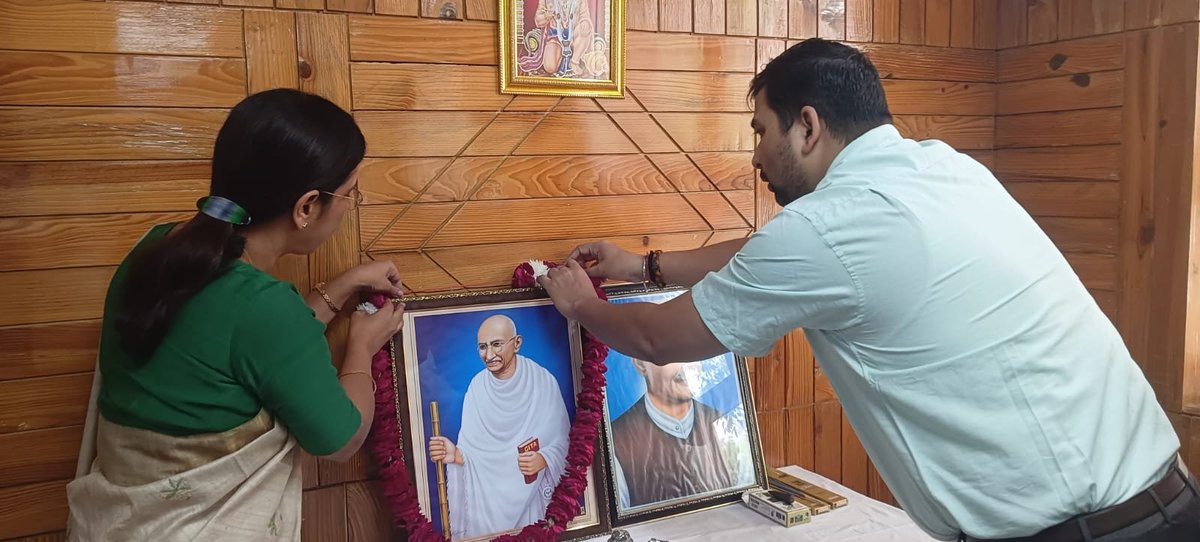 UPCane's tweet photo. आज आयुक्त, गन्ना एवं चीनी, उत्तर प्रदेश के कार्यालय सभागार  में राष्ट्रपिता महात्मा गांधी एवं पूर्व प्रधानमंत्री स्व. लाल बहादुर शास्त्री की जयंती हर्षाेल्लास से मनाई गई। इस अवसर पर आयुक्त महोदया व  वरिष्ठ अधिकारियों/कार्मिकों  ने गांधी जी व शास्त्री जी के चित्र पर माल्यार्पण व पुष्प अर्पित किये तथा अपने उदगार को भी व्यक्त किये, इस कार्यक्रम में  स्व. श्री महात्मा गांधी जी व श्री लाल बहादुर शास्त्री जी के बताए हुए कर्म ही पूजा विचार को आत्मसात करने एवं बापू के भजन श्रघुपति राघव राजा राम.....! का सामूहिक गान भी किया गया ।
@CMOfficeUP 
@UPGovt 
@InfoDeptUP 
@UPCane