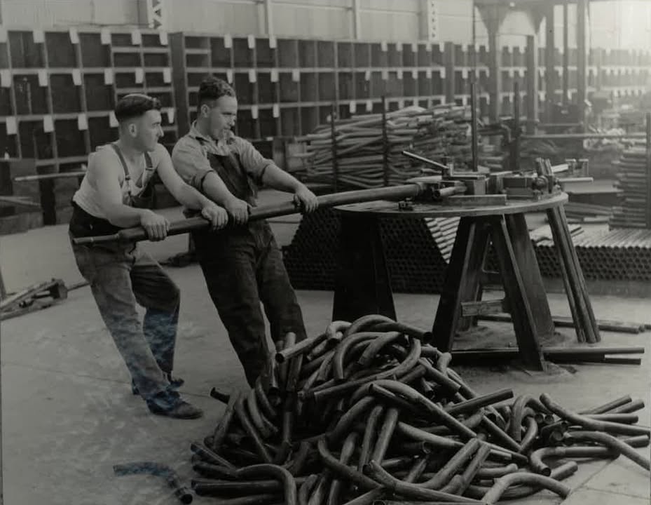 InfraBuild_Aust's tweet photo. Flashback Friday 📸

Bending pipes by hand in 1943...

Incredible picture supplied by Austube Mills, a brand of InfraBuild. https://t.co/wgYCeMIH5d