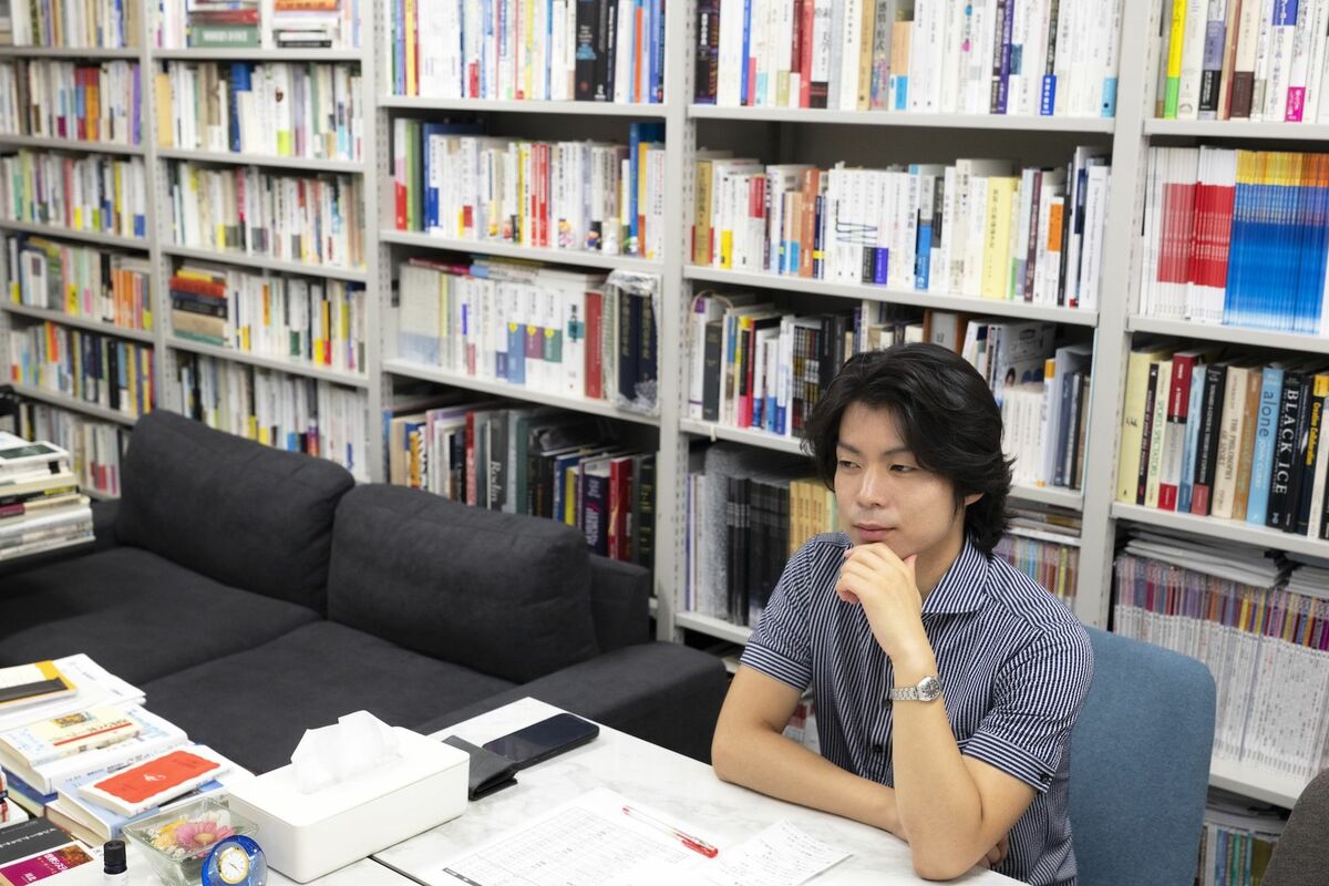 JBpress's tweet photo. 町田樹が語るフィギュア、グランプリシリーズの展望、日本女子は島田と中井、男子は？次世代エース候補の実力 町田樹に聞くフィギュアスケート2026-2027の展望（2）注目の選手編《松原 孝臣》
2030年のフランスアルプスオリンピックへの4年が始まり、ルール改正などもある中、まもなくグランプリシリーズも始まる2026－2027シーズンは、もう一つ、大きな動きがあった。ロシアのウクライナ侵攻により出場を除外されていたロシアとベラルーシの選手が、中立選手としての個人資格を得られれば「AIN」（Individual Neutral Athleteの略）として出場が認められたことだ。
町田樹は語る。
「ロシア、ウクライナ間の関係性が変わらない状況の中でAINとしてロシア、ベラルーシの選手が個人資格として出場できるというのはなかなか複雑な思いがありますけれども、おそらくそれは当事国でない人だけでなく、当事国の選手にとってもそうだと思います。ウクライナの選手は当然のことながら、ロシア、ベラルーシの選手も決してポジティブな気持ちだけで舞台に立てるはずがないんですよね。こんな状況で自分たちが舞台に立っていいのかという葛藤だとか複雑な気持ちはあると思います。それが分かるだけに、何よりもまず一刻も早くロシアとウクライナ間の和平を祈る���第です」
▶続きを読む（コメント欄へ）