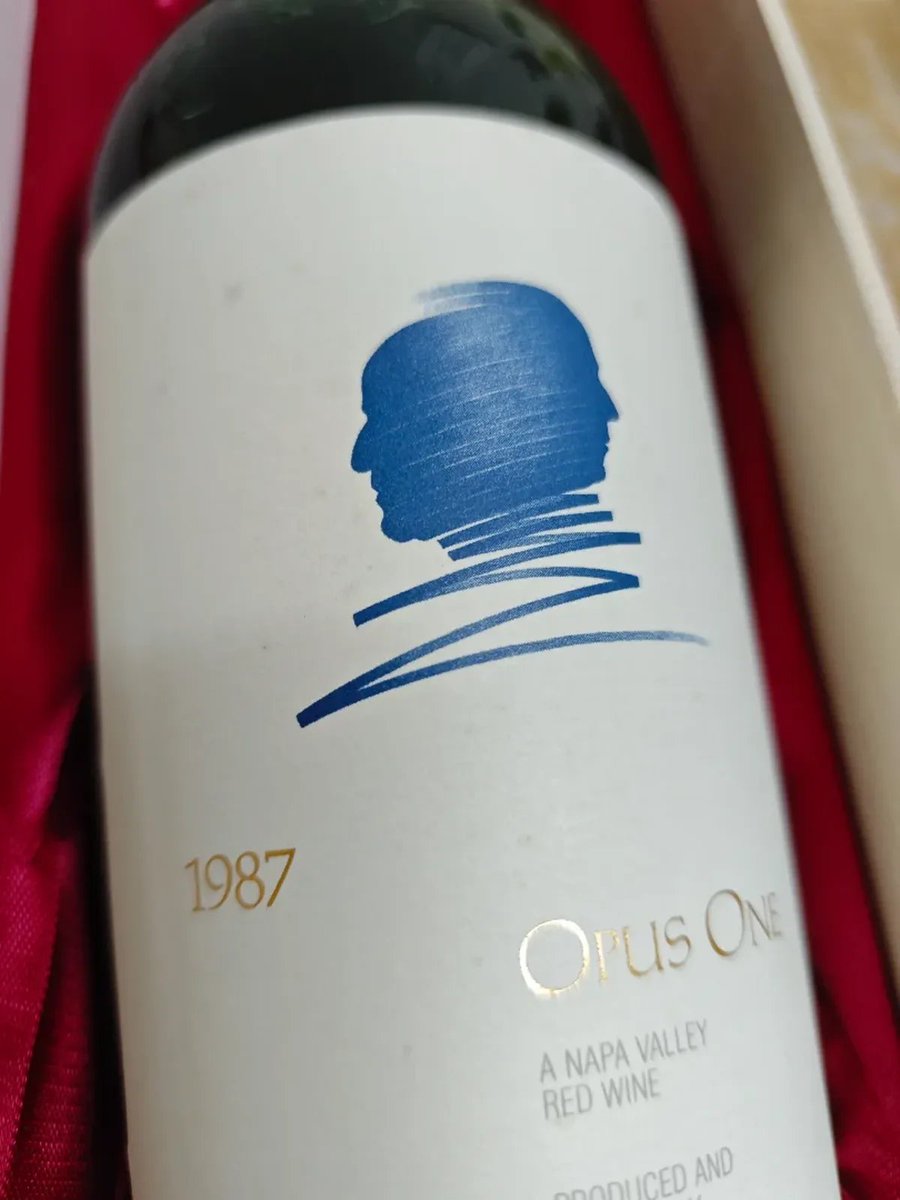 Platinumwine1's tweet photo. 1987年のオーパス・ワンは、来年2027年に40歳を迎えるヴィンテージ！ ラベルとキャップに刻まれた「1987」。四十年の節目を前に、現物写真とともにご紹介します。 #オーパスワン #ヴィンテージワイン https://t.co/aiFNuA4bnz https://t.co/dnhCfrUHaU