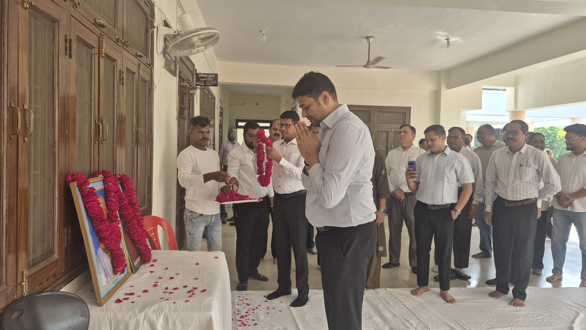 Dm_Aligarh's tweet photo. महात्मा गांधी जी और लाल बहादुर श��स्त्री जी का जीवन सत्य, अहिंसा, सादगी, कर्तव्यनिष्ठा और राष्ट्रसेवा की अमूल्य प्रेरणा देता है। आइए, उनकी शिक्षाओं को आत्मसात कर जनसेवा और राष्ट्रहित के प्रति अपने दायित्वों का पूरी निष्ठा से निर्वहन करने का संकल्प लें। https://t.co/oF5Kx0zYDA