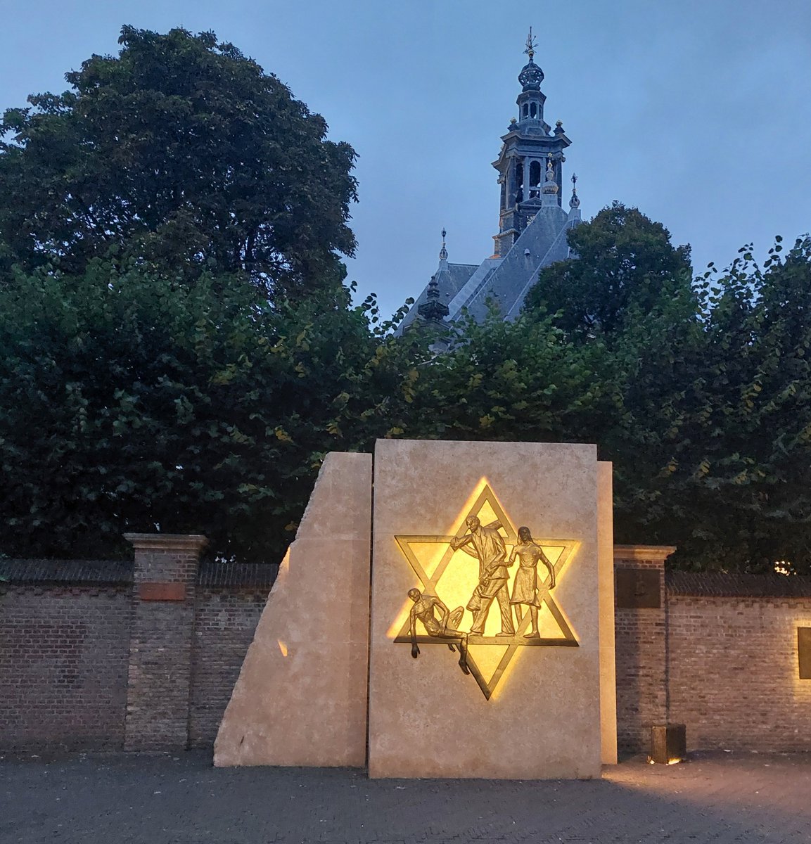 corien_glaud's tweet photo. In september 1942  bevonden zich ruim 800 Haagse Joden in werkkampen in Noordoost- Nederland. Op 2 oktober 1942 (de laatste dag van het Loofhuttenfeest - Soekot), werden de werkkampen ontruimd en mannen afkomstig uit heel Nederland gedeporteerd naar Westerbork. 1) https://t.co/Tifus3uzX3