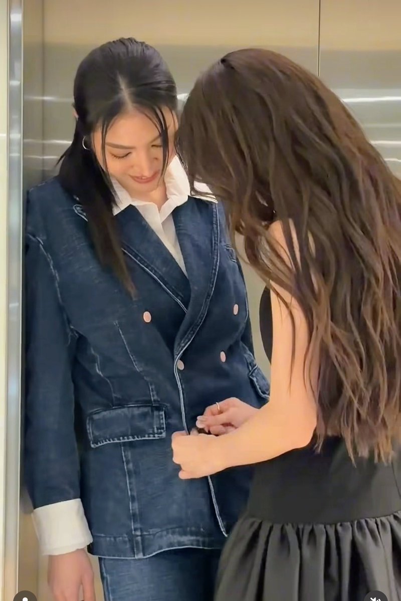 loveforFaye14's tweet photo. Atom is doing her wife duties. Omg this is so gay, so domestic and romantic 🔥🔥🌻🍑
 
Faye’s little gay smile 😫😫

#FayeAtom 
#AtomPariya 
#FayePeraya https://t.co/kDqvXiqhfY