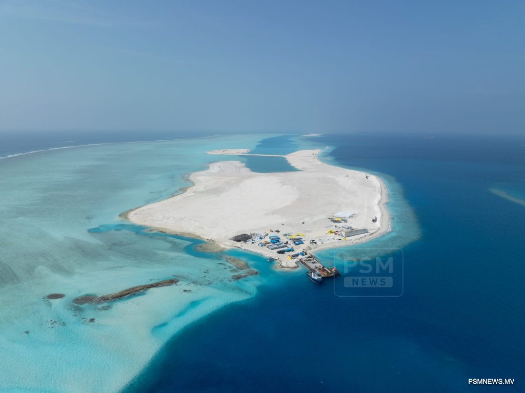 Phiraash's tweet photo. ރަސްމާލޭގެ 500 ހެކްޓަރު ބިން "ހިލޭ" ޒަޔަނިސްޓުންނަށް ދޭން މުއިއްޒު ފޫގަޅައިފި

500 ހެކްޓަރަކީ 53،819،552.1 (ފަންސާސްތިން މިލިއަން އަށްލައްކަ ނަވާރަހާސް ފަސްސަތޭކަ ފަންސާސް ދޭއް ޕޮއިންޓް އެކެއް) އަކަފޫޓް. 

މާލޭގެ އެވަރެޖް ކޮމާޝަލް ރޭޓް އަކަފޫޓަކަށް 5500ރުފިޔާ

މިހިސާބުން ބަލާނަމަ، ރަސްމާލެއިން ޒަޔަނިސްޓުންނަށް "ހިލޭ" މުއިއްޒު ދޭން އުޅޭ ބިމުގެ އަގު ދިވެހި ރުފިޔާއިން 

296,007,536,550 ބިލިއަން ރުފިޔާ = 5500 x 53,819,552.10

ޑޮލަރުން ނަމަ (15.42 ރޭޓުން) 19,196,338,297.665ބިލިއަން ޑޮލަރު

މުއިއްޒި މިއޮށް އަގު ބޮޑު ބިން ޒަޔަނިސްޓުންނަށް "ހިލޭ" ދީފަ ޖީބަށް ކިހާވަރެއް ކަހާލާނެ؟