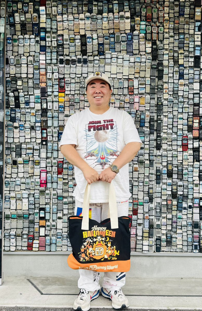 tsukajimuga's tweet photo. 今日もディズニー・ワールドグッズ
スター・ウォーズT
ミッキー・フレンズ　ハロウィンバッグ
カリブの海賊キャップ

…そして今日で
ゲットしたTシャツは最後を迎え、ディズニー・ワールドの思い出の写真、ディズニー・ワールドグッズ披露は一旦終了となります…

皆さん！
長らくの御愛顧ありがとうございました！
大量の思い出と余韻を共有していただき嬉しい限りです！笑
楽しみにしてくださる方が多数いらして光栄でした！
ディズニー・ワールドに行かれた方の共感の声やこれから行きたいという方の楽しみが膨らむという声…活力になりました！
オススメのディズニー作品を教えてくれたものも参考にさせてもらってます！
…ただまだパーカーやトレーナーも何点かあるので寒くなってきたらまたお披露目させていただければ！笑
てかディズニーのキャラTなどの古着にもハマり始めているのでそれもちょいちょいお目見えするかも…笑

そして何よりユニバーサル・オーランドにも行ったので、まだそこでゲットしたTシャツも引き続き挙げさせて下さい。笑