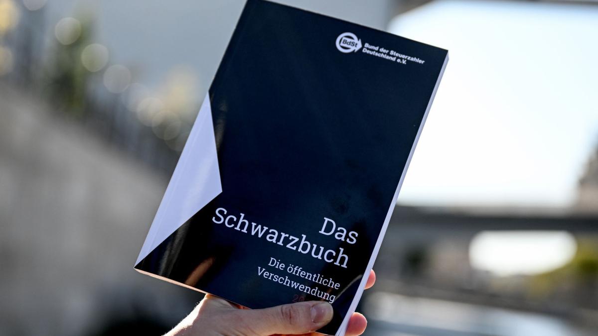 AZ_Augsburg's tweet photo. Der Bund der Steuerzahler prangert immer wieder Fälle an, in denen Freistaat und Kommunen Steuergelder verschwenden. Welche Projekte aus Bayern im neuen Schwarzbuch stehen. https://t.co/34pxKZmleC https://t.co/m7RNXiIZRm
