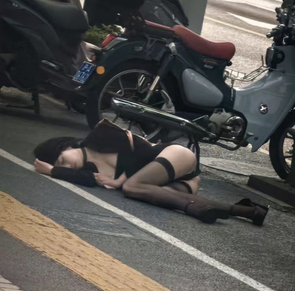 LuBtc888's tweet photo. 不都在说中国性压抑严重吗？

怎么上海街头这位女尸，

躺了老半天了都没人去捡？ https://t.co/fOOiU1ccBS