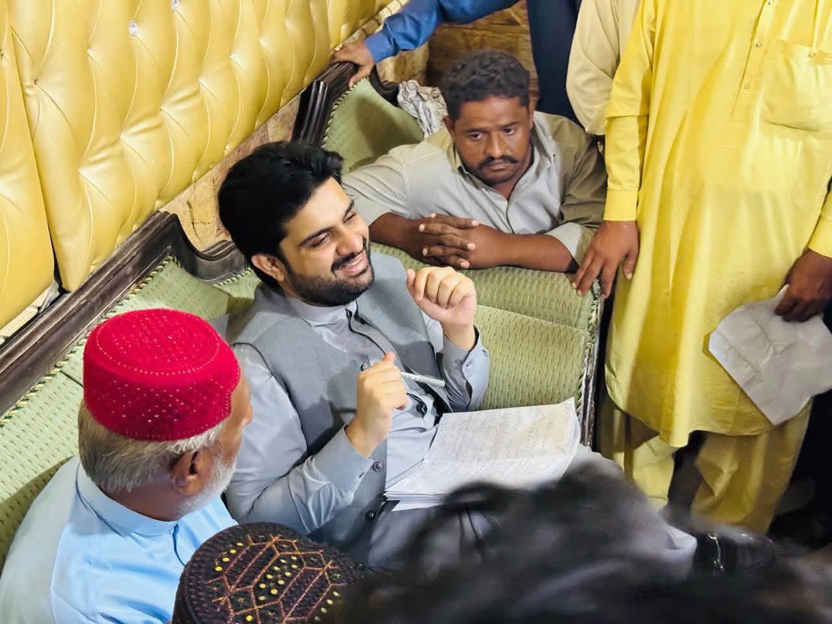 SyedKumailHShah's tweet photo. At Qasr-e-Nasir house Rohri, listening to citizens’ concerns, and assuring them of every possible effort and cooperation for the timely resolution of their issues.

#SyedKumailHyderShah #SKHS #ChairmanDistrictCouncilSukkur #DistrictCouncilSukkur #DistrictSukkur #Sukkur #Rohri #QasrENasirHouseRohri #PPP