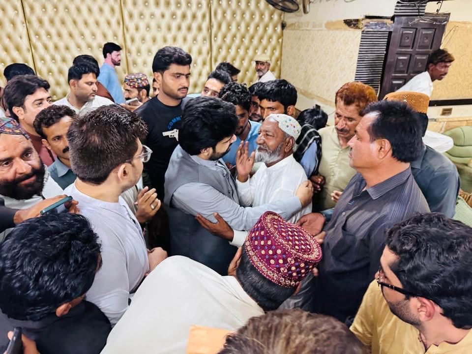 SyedKumailHShah's tweet photo. At Qasr-e-Nasir house Rohri, listening to citizens’ concerns, and assuring them of every possible effort and cooperation for the timely resolution of their issues.

#SyedKumailHyderShah #SKHS #ChairmanDistrictCouncilSukkur #DistrictCouncilSukkur #DistrictSukkur #Sukkur #Rohri #QasrENasirHouseRohri #PPP