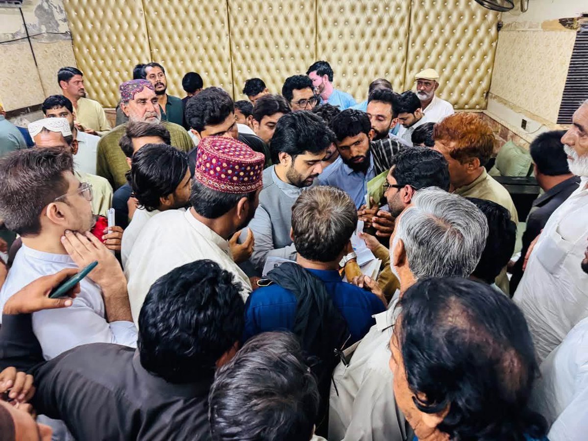 SyedKumailHShah's tweet photo. At Qasr-e-Nasir house Rohri, listening to citizens’ concerns, and assuring them of every possible effort and cooperation for the timely resolution of their issues.

#SyedKumailHyderShah #SKHS #ChairmanDistrictCouncilSukkur #DistrictCouncilSukkur #DistrictSukkur #Sukkur #Rohri #QasrENasirHouseRohri #PPP