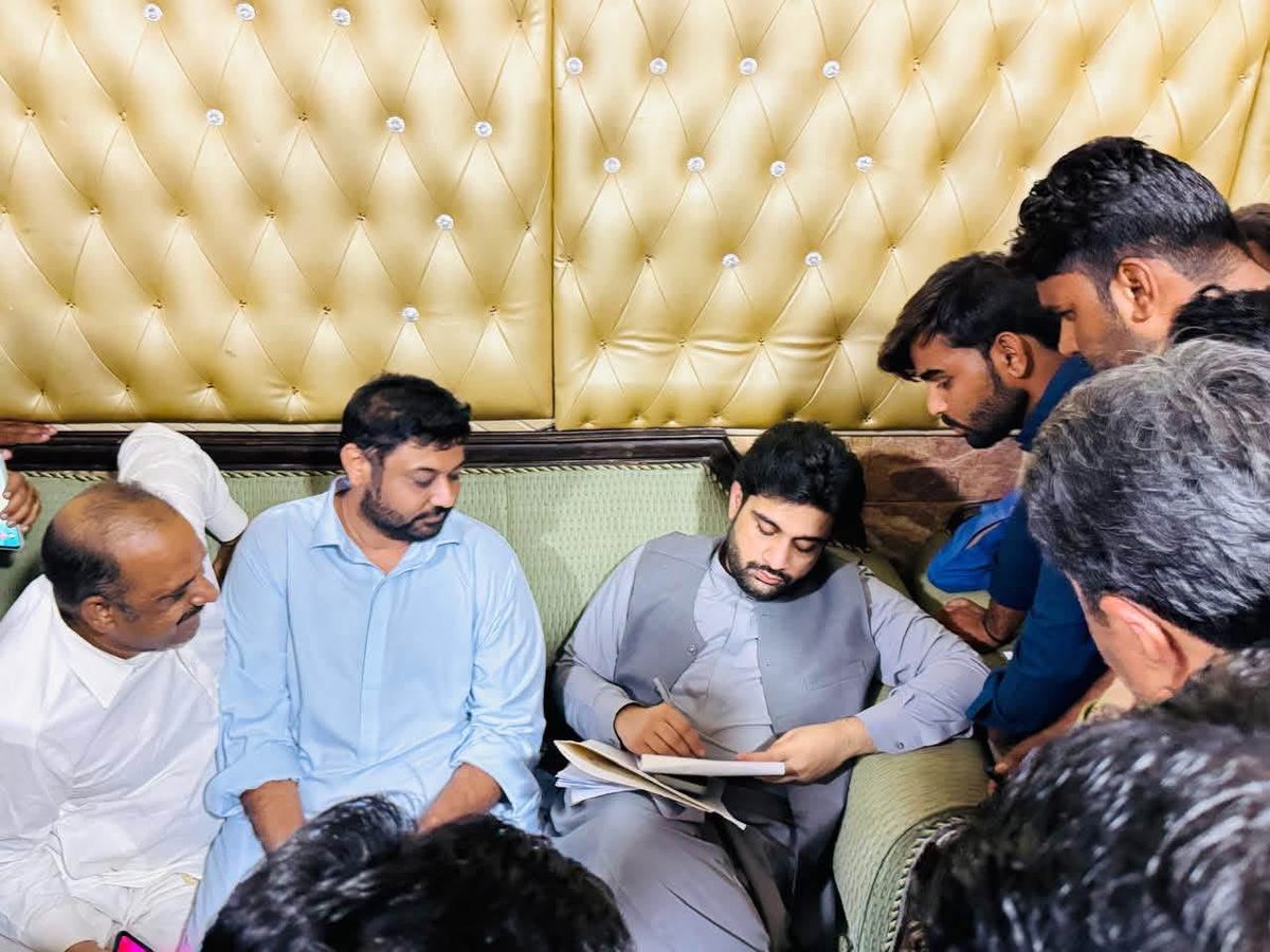 SyedKumailHShah's tweet photo. At Qasr-e-Nasir house Rohri, listening to citizens’ concerns, and assuring them of every possible effort and cooperation for the timely resolution of their issues.

#SyedKumailHyderShah #SKHS #ChairmanDistrictCouncilSukkur #DistrictCouncilSukkur #DistrictSukkur #Sukkur #Rohri #QasrENasirHouseRohri #PPP