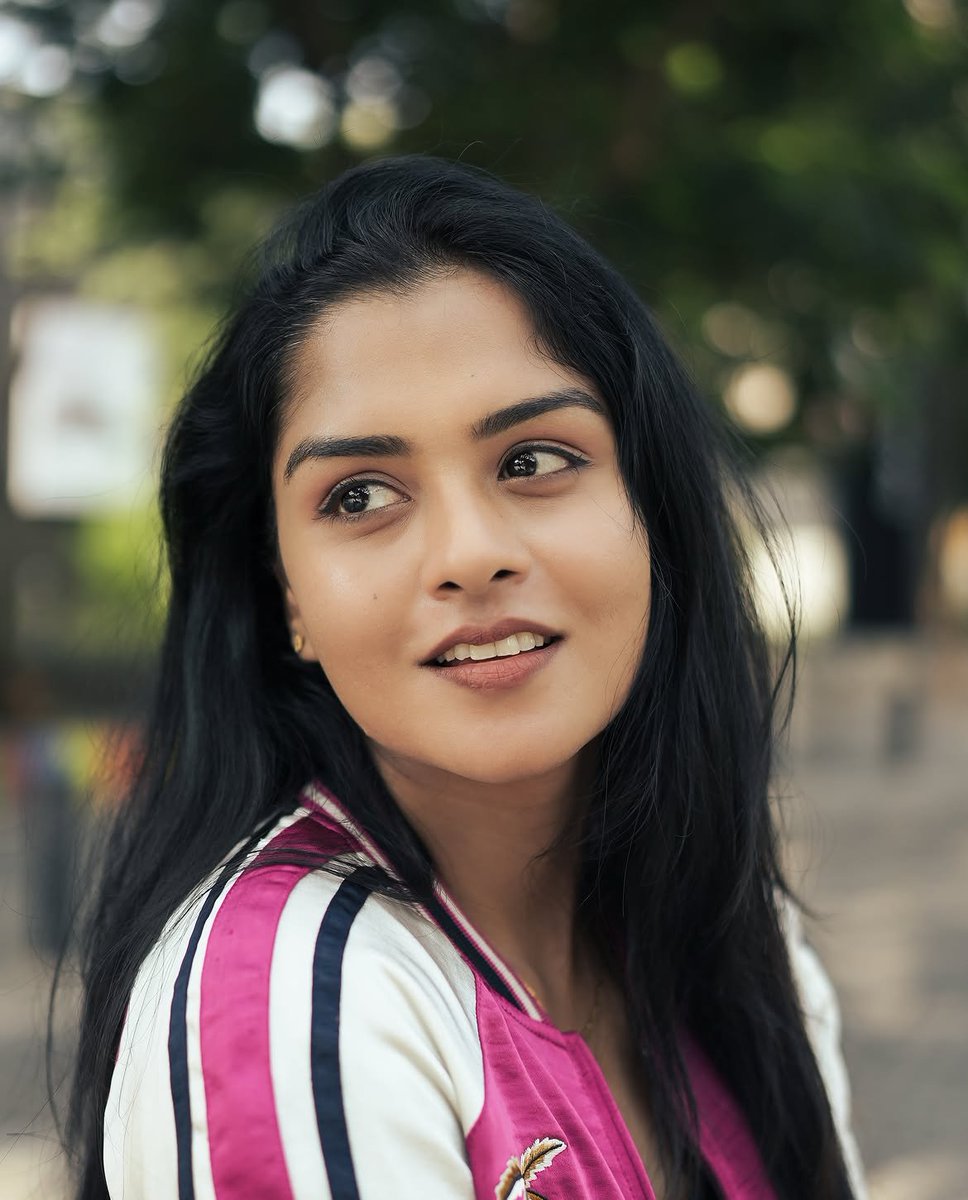 Ramyatamil211's tweet photo. The Kind of energy u can't dim🌟✨
#lakshmipriya
#Biggbosstamil10 https://t.co/8xqeIIr3DD