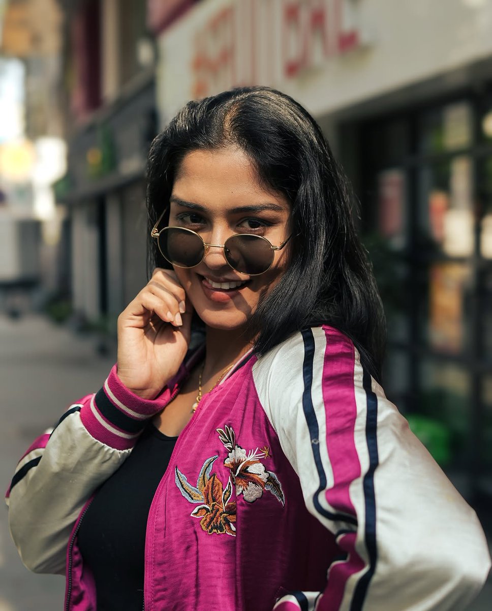 Ramyatamil211's tweet photo. The Kind of energy u can't dim🌟✨
#lakshmipriya
#Biggbosstamil10 https://t.co/8xqeIIr3DD