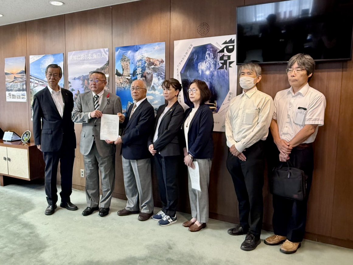 saitoshin_iwate's tweet photo. 10月1日、開会中の9月定例県議会に県民の皆さんから切実な請願が提出され、日本共産党県議団(斉藤信、高田一郎)が紹介議員として提出に同席。
衆議院比例定数削減反対、福祉灯油の全市町村での実施、国が米の価格と需給に責任をもつこと、ケア労働者の処遇改善実現などを求める請願が提出されました。 https://t.co/Ng8kGA9Fk7