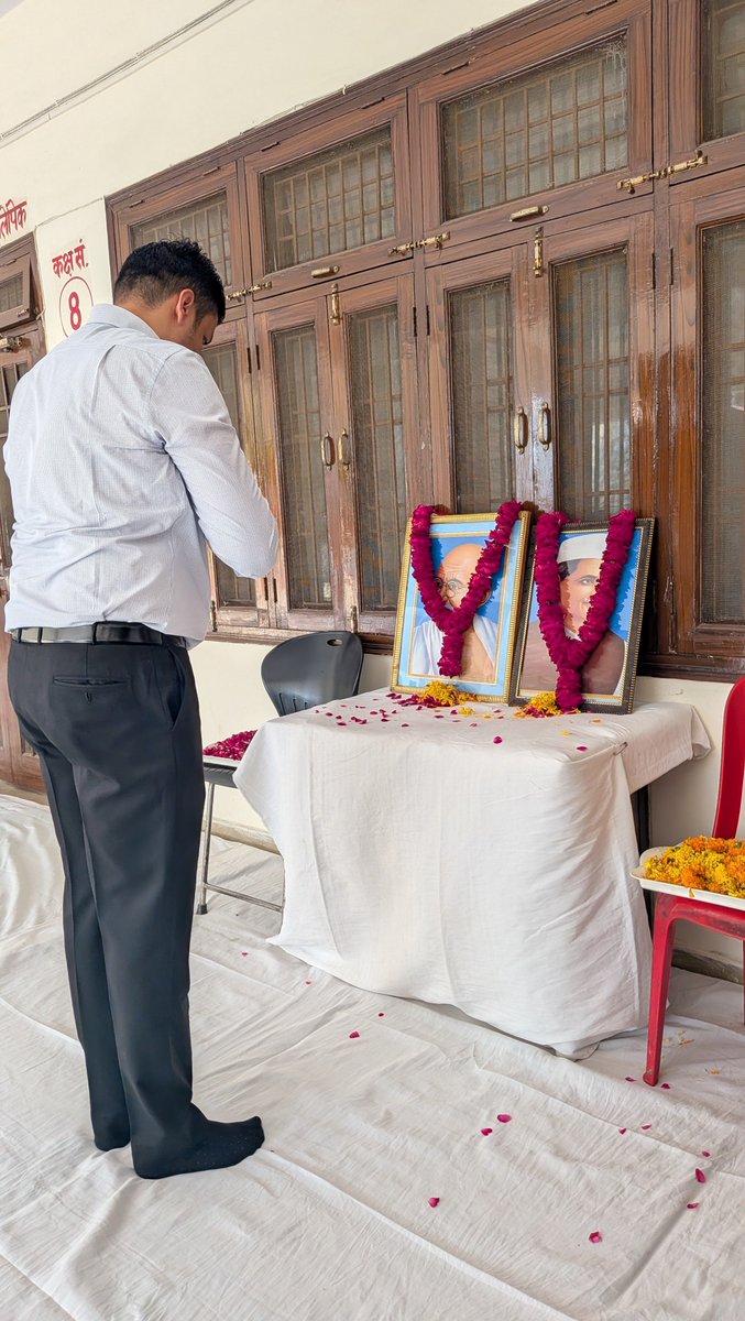 Dm_Aligarh's tweet photo. महात्मा गांधी जी और लाल बहादुर श��स्त्री जी का जीवन सत्य, अहिंसा, सादगी, कर्तव्यनिष्ठा और राष्ट्रसेवा की अमूल्य प्रेरणा देता है। आइए, उनकी शिक्षाओं को आत्मसात कर जनसेवा और राष्ट्रहित के प्रति अपने दायित्वों का पूरी निष्ठा से निर्वहन करने का संकल्प लें। https://t.co/oF5Kx0zYDA