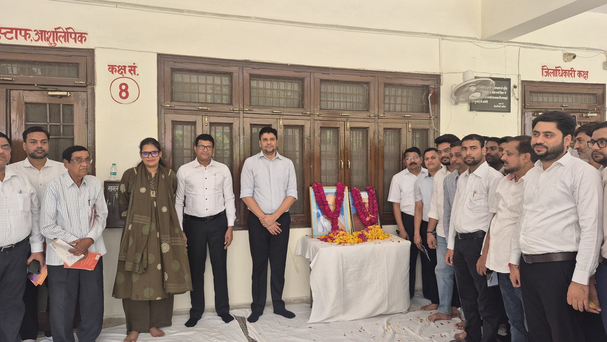 Dm_Aligarh's tweet photo. महात्मा गांधी जी और लाल बहादुर श��स्त्री जी का जीवन सत्य, अहिंसा, सादगी, कर्तव्यनिष्ठा और राष्ट्रसेवा की अमूल्य प्रेरणा देता है। आइए, उनकी शिक्षाओं को आत्मसात कर जनसेवा और राष्ट्रहित के प्रति अपने दायित्वों का पूरी निष्ठा से निर्वहन करने का संकल्प लें। https://t.co/oF5Kx0zYDA