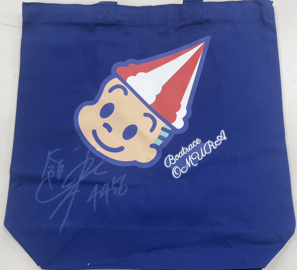 nikkan_boat's tweet photo. 【39プレゼントキャンペーン②】
まもなく津ボートでファン感謝３Ｄａｙｓボートレースバトルトーナメントが開催🥳
感謝＝THANK YOUということで、３９日連続でボートレースのグッズをプレゼントします😍😍😍

第２弾は、
鎌倉涼選手👸のサイン入りボートレース大村ターンマーク坊やトートバッグ２点を１名様に👜👜

🎁応募方法🎁
★ @nikkan_boat をフォロー 
★本投稿をリポスト 
★コメント欄に、ご自身の推しの選手への感謝メッセージを記入 

＃ボートレース