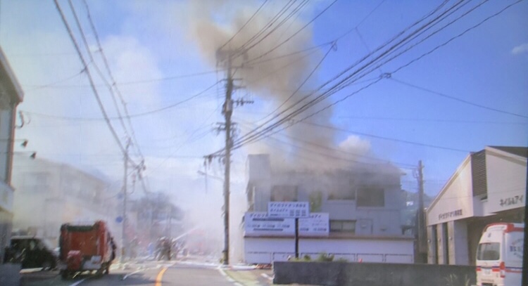 TOS_hodo's tweet photo. 【速報】郵便局が入った建物で火事　消火活動続く　郵便物も燃えたか　けが人の有無は不明　大分県別府市(TOSテレビ大分)
#Yahooニュース
https://t.co/flQSDwFNjh https://t.co/IJtBncMPHe