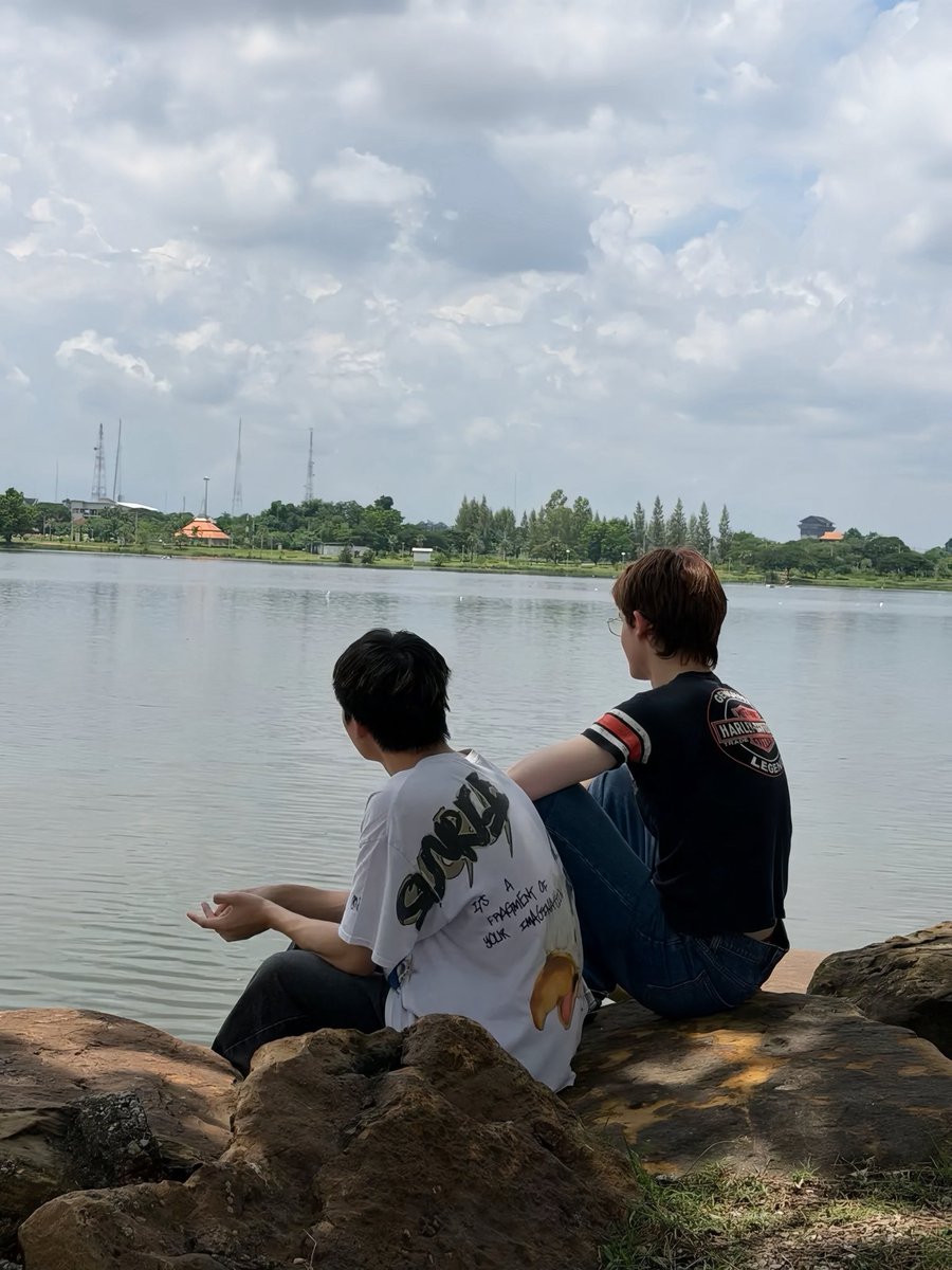 0103folder's tweet photo. เจอยู่ข้างเลเสมอจริง ๆ เหมือนโปสเตอร์ซีรีส์ coming of age สักเรื่องเลย นายทุนทำอะไรอยู่คะ 🥺

©️tiktok : Ttmmay13

#PJLEON ♡ #พีเจเลออน https://t.co/9XqCIiR7fL