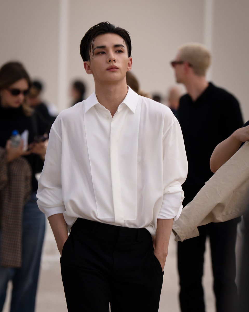 ssomi_SKZlove's tweet photo. 흰셔츠 현진 진심 어지럽다

HYUNJIN STUNS AT DIOR PFW 
#DiorSummer27_HYUNJIN https://t.co/o9GSGFHswc