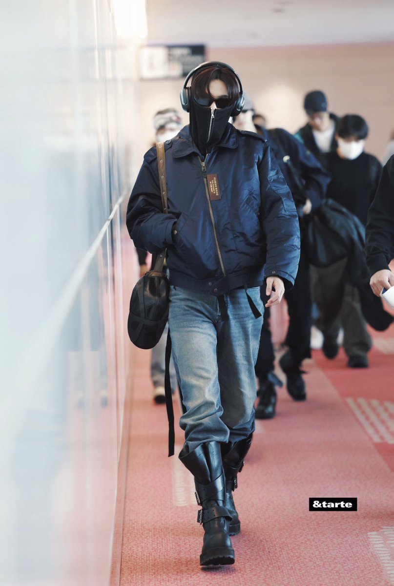 tarofem's tweet photo. my fav airport outfits shotaro looks so fucking cunty https://t.co/XTRzznZZVE