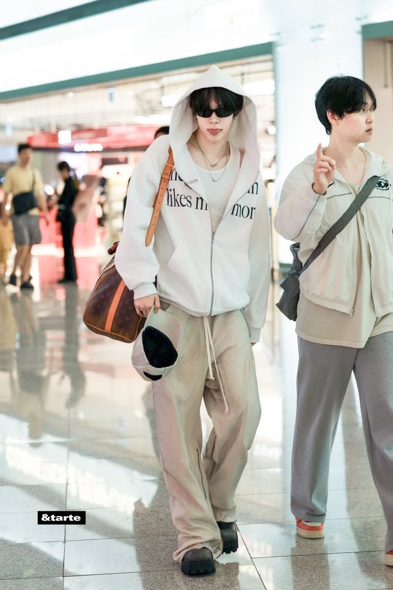 tarofem's tweet photo. my fav airport outfits shotaro looks so fucking cunty https://t.co/XTRzznZZVE