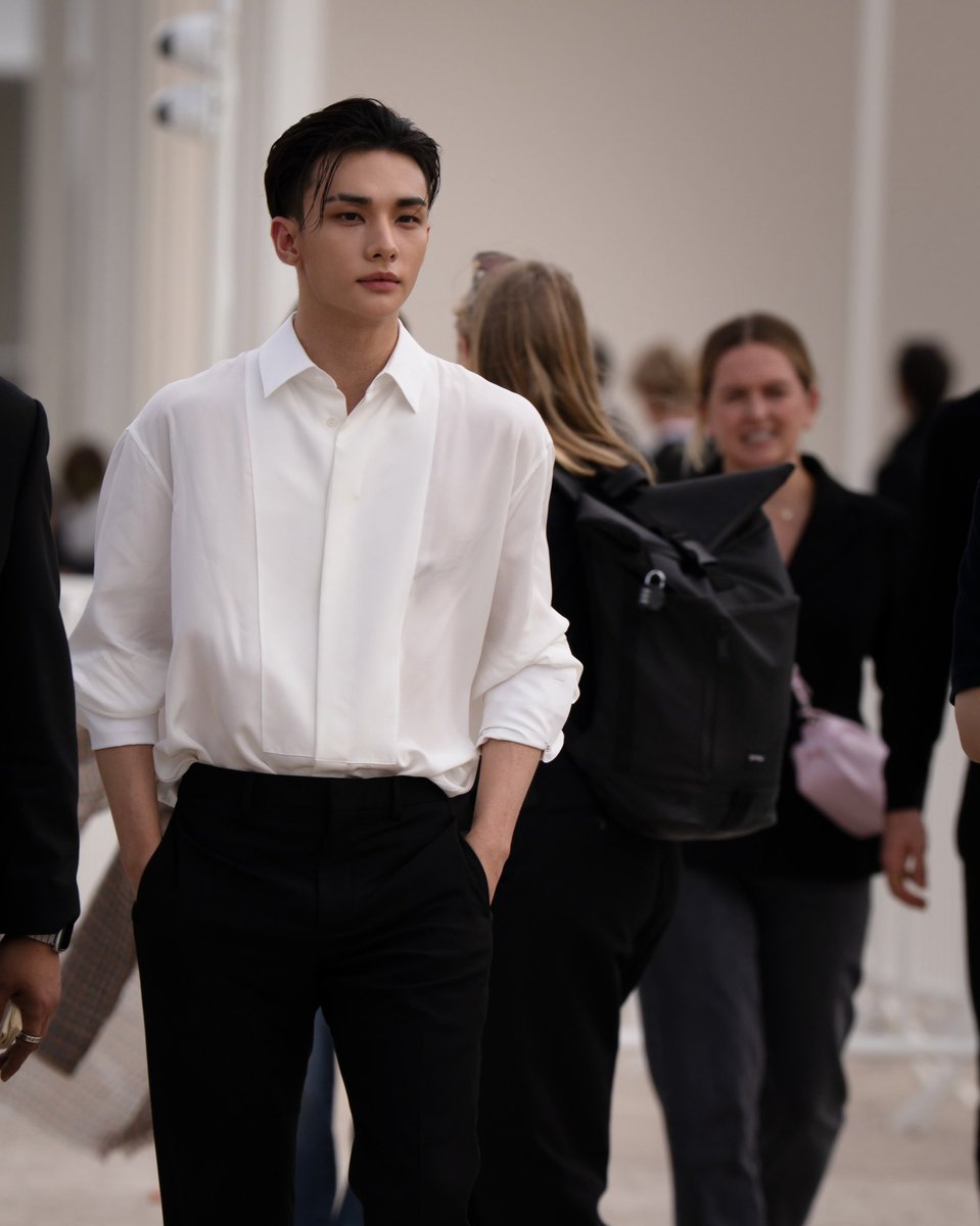 ssomi_SKZlove's tweet photo. 흰셔츠 현진 진심 어지럽다

HYUNJIN STUNS AT DIOR PFW 
#DiorSummer27_HYUNJIN https://t.co/o9GSGFHswc