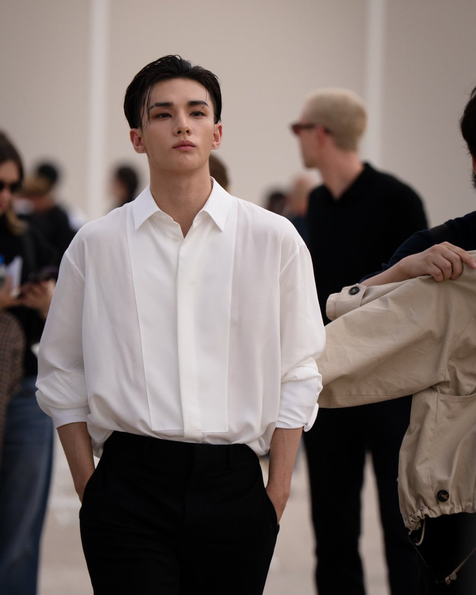 ssomi_SKZlove's tweet photo. 흰셔츠 현진 진심 어지럽다

HYUNJIN STUNS AT DIOR PFW 
#DiorSummer27_HYUNJIN https://t.co/o9GSGFHswc