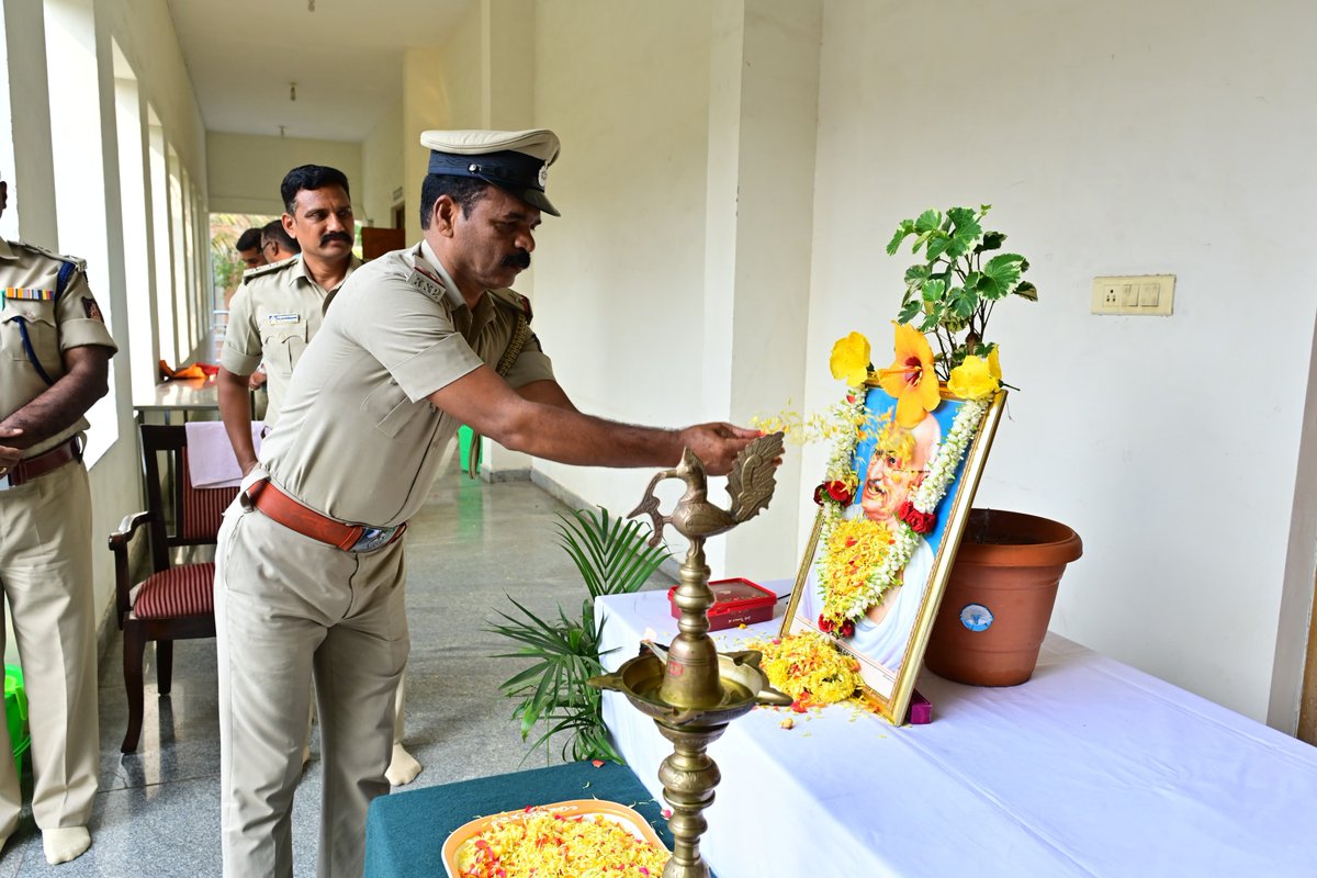SPmysuru's tweet photo. ಇಂದು ಜಿಲ್ಲಾ ಪೊಲೀಸ್ ಕಚೇರಿ ಆವರಣದಲ್ಲಿ ಮಹಾತ್ಮ ಗಾಂಧೀಜಿಯವರ ಭಾವಚಿತ್ರಕ್ಕೆ ಪುಷ್ಪಾರ್ಚನೆ ಮಾಡುವುದರ ಮೂಲಕ ಗಾಂಧಿ ಜಯಂತಿಯನ್ನು ಆಚರಿಸಲಾಯಿತು.. https://t.co/TmtxAmDiGI