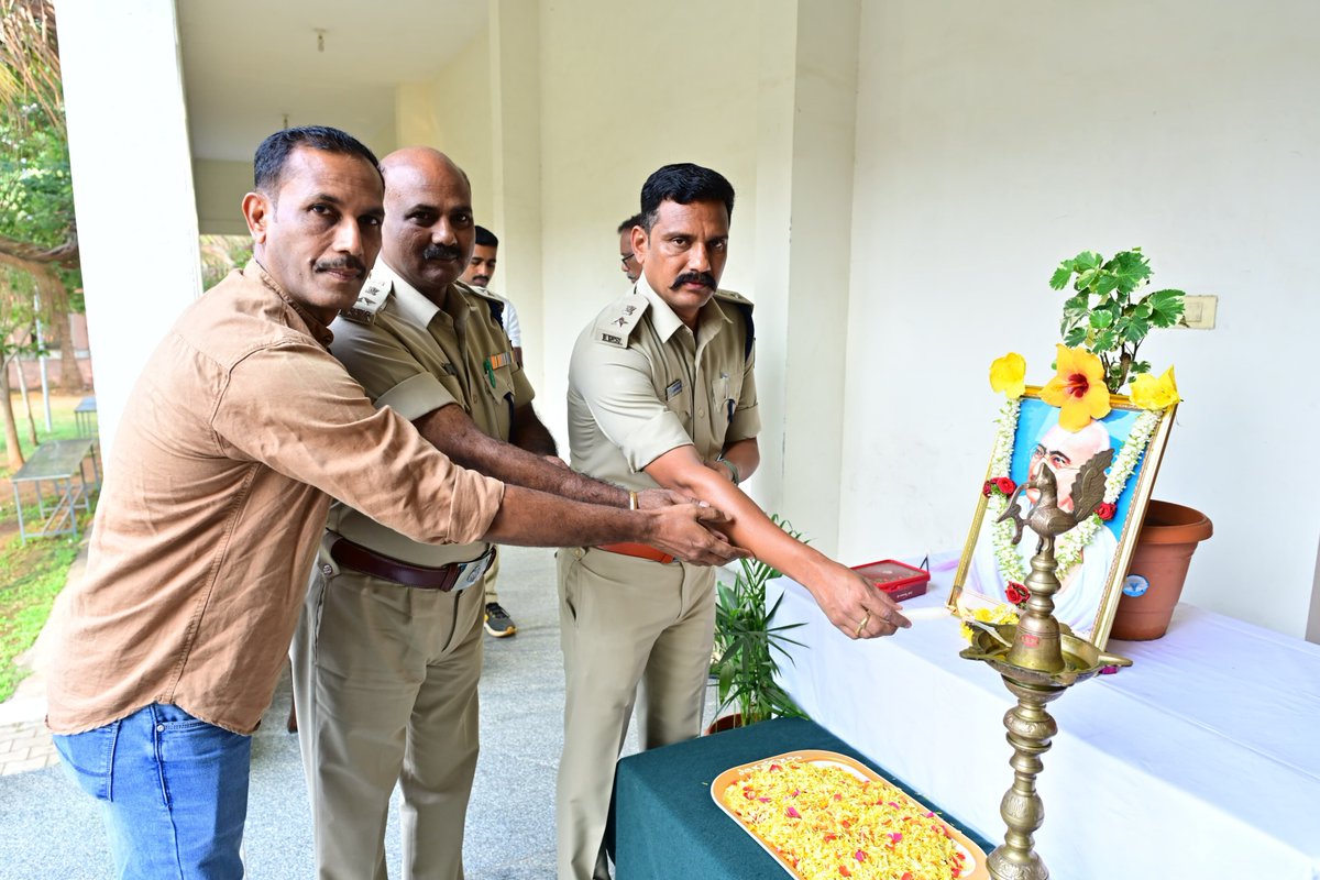 SPmysuru's tweet photo. ಇಂದು ಜಿಲ್ಲಾ ಪೊಲೀಸ್ ಕಚೇರಿ ಆವರಣದಲ್ಲಿ ಮಹಾತ್ಮ ಗಾಂಧೀಜಿಯವರ ಭಾವಚಿತ್ರಕ್ಕೆ ಪುಷ್ಪಾರ್ಚನೆ ಮಾಡುವುದರ ಮೂಲಕ ಗಾಂಧಿ ಜಯಂತಿಯನ್ನು ಆಚರಿಸಲಾಯಿತು.. https://t.co/TmtxAmDiGI