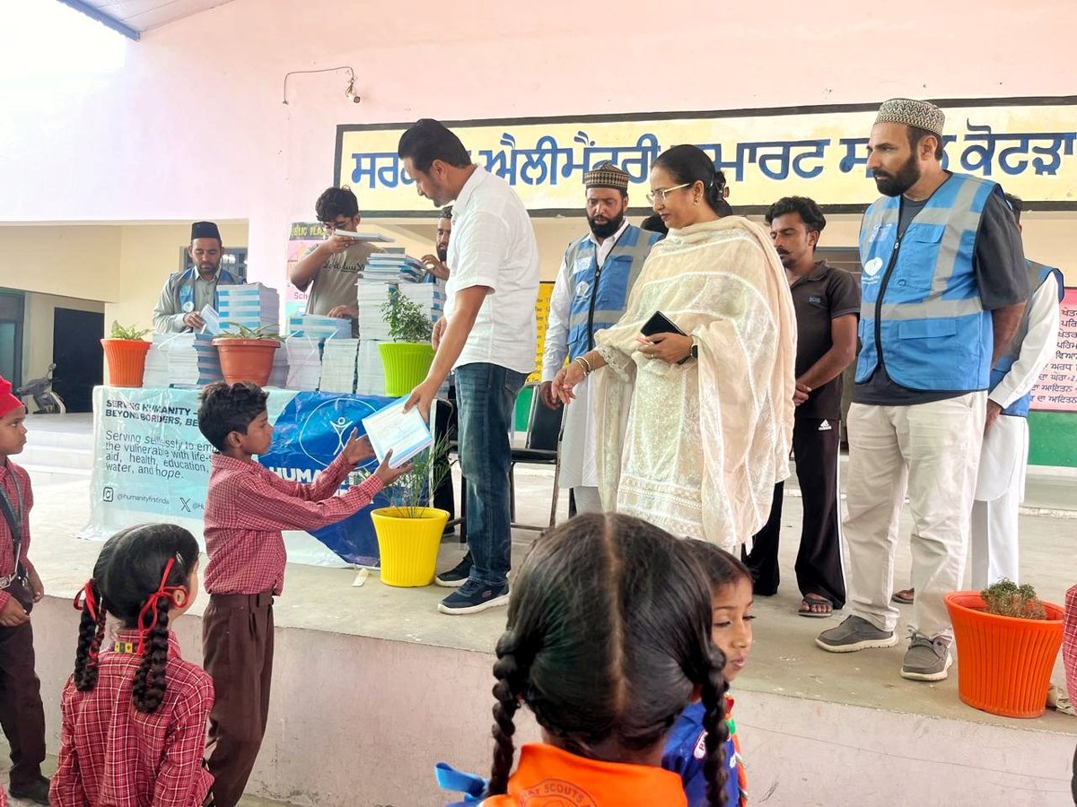 HumanityFirstIN's tweet photo. 📚 One shared mission: supporting education.

Humanity First Punjab Chapter distributed:
📍 700 notebooks at Kotra Koda, District Bathinda
Supporting young learners and making education a little more accessible. 
#HumanityFirst #EducationForAll #Bathinda #Punjab #SupportEducation https://t.co/3LvnRZlpTt