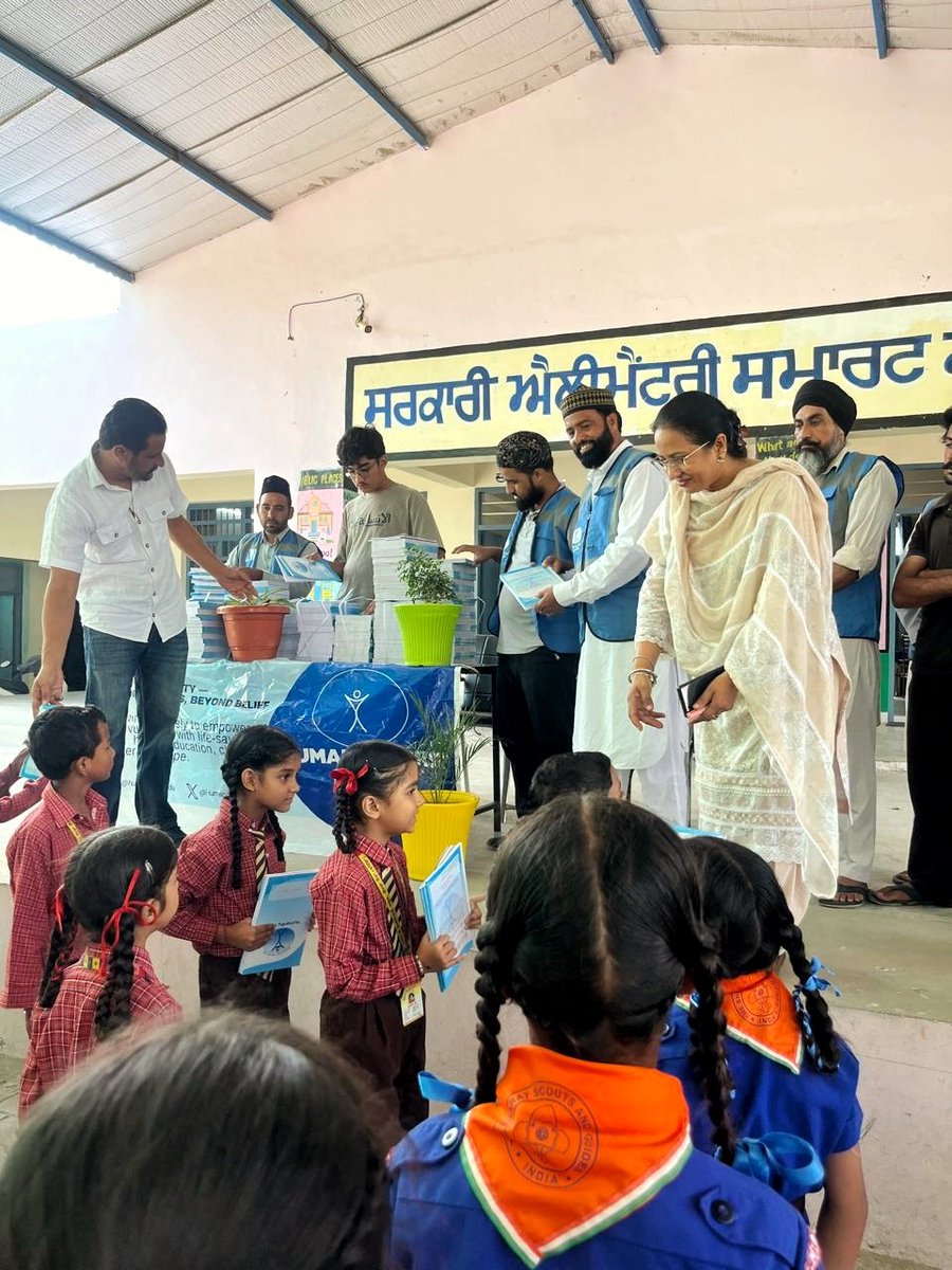 HumanityFirstIN's tweet photo. 📚 One shared mission: supporting education.

Humanity First Punjab Chapter distributed:
📍 700 notebooks at Kotra Koda, District Bathinda
Supporting young learners and making education a little more accessible. 
#HumanityFirst #EducationForAll #Bathinda #Punjab #SupportEducation https://t.co/3LvnRZlpTt