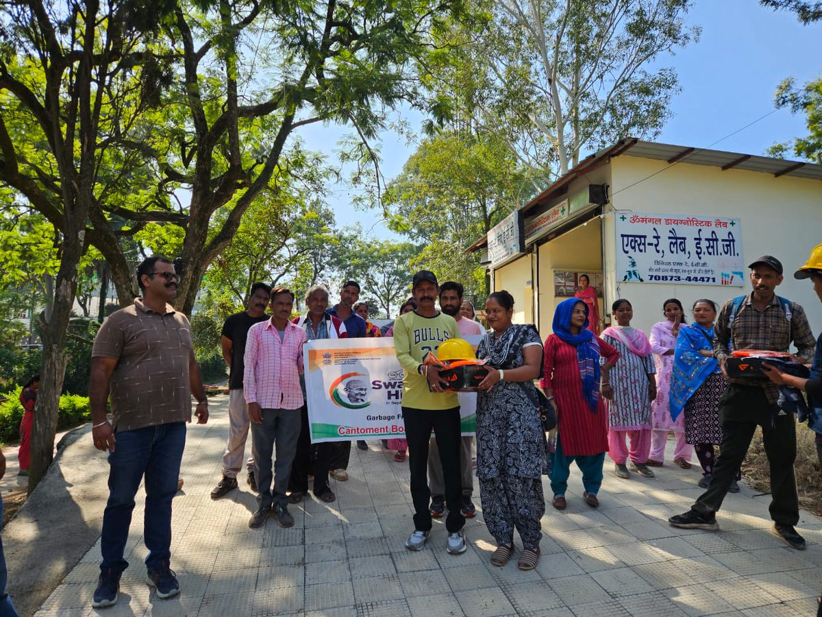 BoardSubathu's tweet photo. Safety, Dignity &amp; Well-being of Our Safai Mitras!
Under SwachhataHiSeva2026, Cantonment Board, Subathu distributed safety gear to Safai Mitras on 30.09.2026, honouring their vital role in keeping the Cantonment clean and healthy.
#SwachhataHiSeva2026 
@RakshaSampada
@pdde_wc https://t.co/pAjXOPeFh7