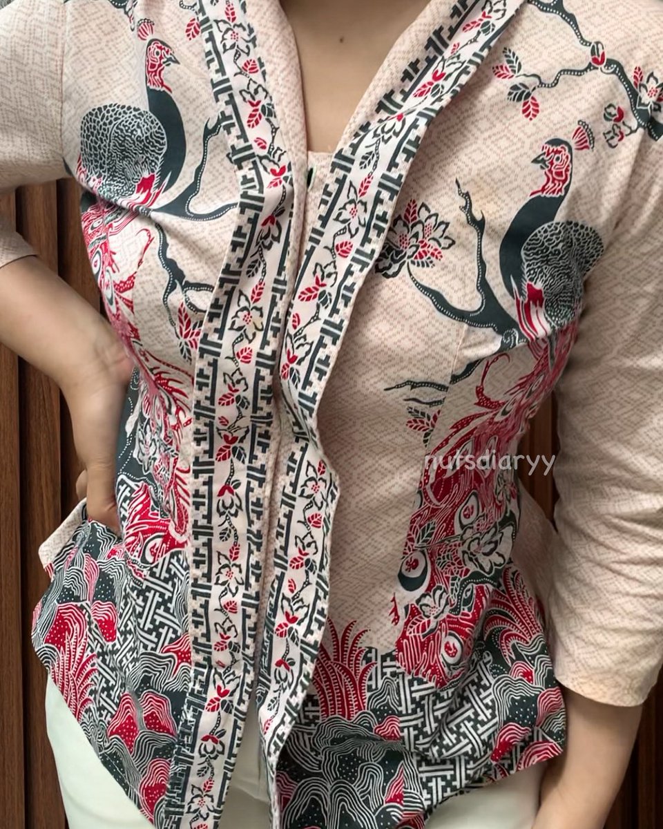 nutsdiaryy's tweet photo. Definisi batik yg dicari cari para wanita mulai dari bahan, cuttingan, looks nya duh paket lengkap👌🏻✨

https://t.co/SM1j9kkWlF https://t.co/3ERvfMwJcF