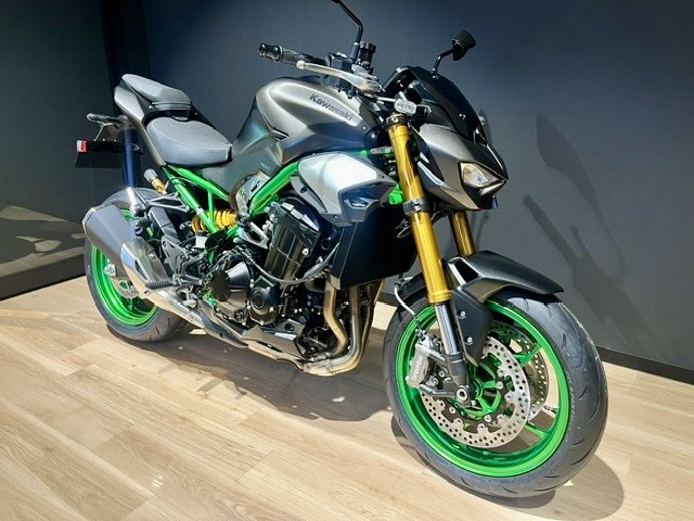 kawasaki_chiryu's tweet photo. 【2027 Z900 SE 展示開始】

2027年モデル Z900 SEが、カワサキプラザ知立に入荷しました。

さらに進化した“Sugomi”を体現する、アグレッシブで洗練されたスタイリング。

948cm³並列4気筒エンジンを搭載し、IMUを活用したライディングサポートテクノロジーやKQS（カワサキクイックシフター）、5インチTFTカラーインストゥルメントなど、先進装備も充実しています。

そしてSEならではのプレミアムな装備も魅力のひとつ。

写真だけでは伝わりにくい車体の質感や存在感、ライディングポジションなど、ぜひ実車でお確かめください。

2027 Z900 SE
カワサキプラザ知立にて展示中です。

車両のご相談・ご商談も承っております。

#Z900SE
#Kawasaki
#カワサキプラザ知立

＊ーーーーーーーーーーーーーーーーーーーー＊
カワサキプラザ知立
〒472-0006
愛知県知立市山町小林21-4
TEL：0566-84-3400
E-mail：chiryu@kawasaki-plaza.net
OPEN：10:00～19:00（木曜定休）
＊ーーーーーーーーーーーーーーーーーーーー＊