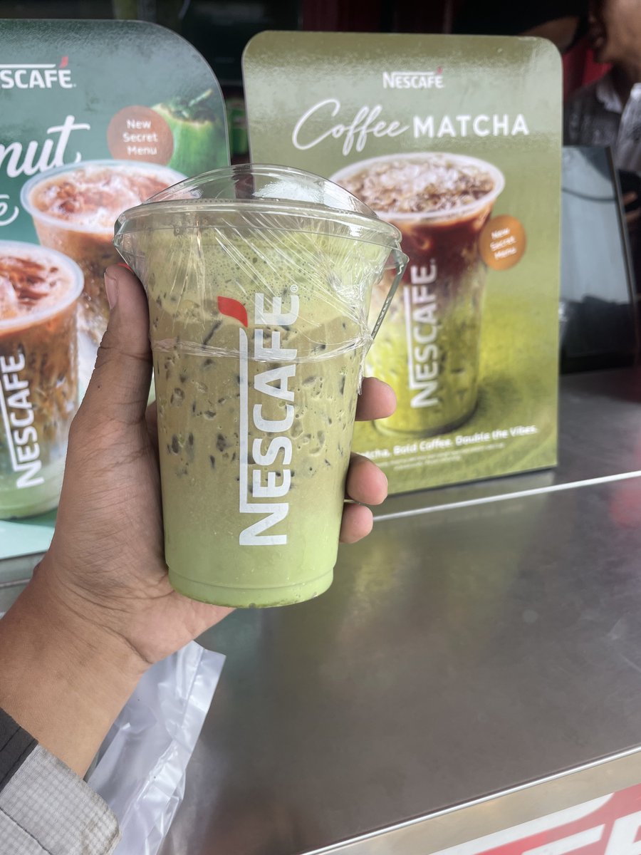 dukeofsemarang's tweet photo. Baru tau ada varian coffe matcha 😭👍

Jujur rasanya lebih dominan matcha daripada kopi dan harganya juga cuma 12rb. In this prabnomics and corrupt goverment sih ini worth it yaa 🤤

Udah ada yang cobain belom? https://t.co/l36ue6DsXe
