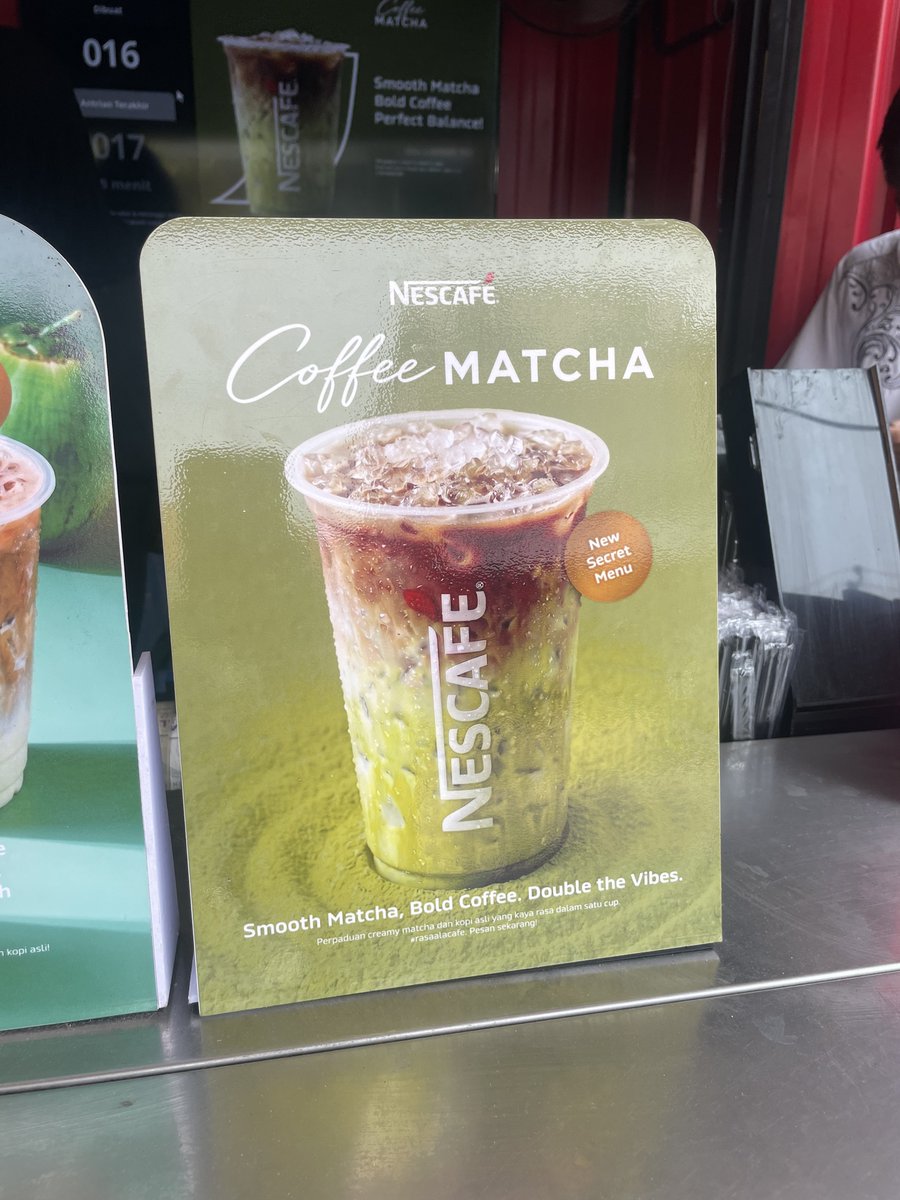 dukeofsemarang's tweet photo. Baru tau ada varian coffe matcha 😭👍

Jujur rasanya lebih dominan matcha daripada kopi dan harganya juga cuma 12rb. In this prabnomics and corrupt goverment sih ini worth it yaa 🤤

Udah ada yang cobain belom? https://t.co/l36ue6DsXe