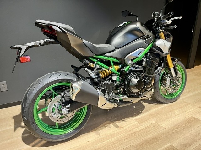 kawasaki_chiryu's tweet photo. 【2027 Z900 SE 展示開始】

2027年モデル Z900 SEが、カワサキプラザ知立に入荷しました。

さらに進化した“Sugomi”を体現する、アグレッシブで洗練されたスタイリング。

948cm³並列4気筒エンジンを搭載し、IMUを活用したライディングサポートテクノロジーやKQS（カワサキクイックシフター）、5インチTFTカラーインストゥルメントなど、先進装備も充実しています。

そしてSEならではのプレミアムな装備も魅力のひとつ。

写真だけでは伝わりにくい車体の質感や存在感、ライディングポジションなど、ぜひ実車でお確かめください。

2027 Z900 SE
カワサキプラザ知立にて展示中です。

車両のご相談・ご商談も承っております。

#Z900SE
#Kawasaki
#カワサキプラザ知立

＊ーーーーーーーーーーーーーーーーーーーー＊
カワサキプラザ知立
〒472-0006
愛知県知立市山町小林21-4
TEL：0566-84-3400
E-mail：chiryu@kawasaki-plaza.net
OPEN：10:00～19:00（木曜定休）
＊ーーーーーーーーーーーーーーーーーーーー＊