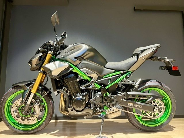 kawasaki_chiryu's tweet photo. 【2027 Z900 SE 展示開始】

2027年モデル Z900 SEが、カワサキプラザ知立に入荷しました。

さらに進化した“Sugomi”を体現する、アグレッシブで洗練されたスタイリング。

948cm³並列4気筒エンジンを搭載し、IMUを活用したライディングサポートテクノロジーやKQS（カワサキクイックシフター）、5インチTFTカラーインストゥルメントなど、先進装備も充実しています。

そしてSEならではのプレミアムな装備も魅力のひとつ。

写真だけでは伝わりにくい車体の質感や存在感、ライディングポジションなど、ぜひ実車でお確かめください。

2027 Z900 SE
カワサキプラザ知立にて展示中です。

車両のご相談・ご商談も承っております。

#Z900SE
#Kawasaki
#カワサキプラザ知立

＊ーーーーーーーーーーーーーーーーーーーー＊
カワサキプラザ知立
〒472-0006
愛知県知立市山町小林21-4
TEL：0566-84-3400
E-mail：chiryu@kawasaki-plaza.net
OPEN：10:00～19:00（木曜定休）
＊ーーーーーーーーーーーーーーーーーーーー＊