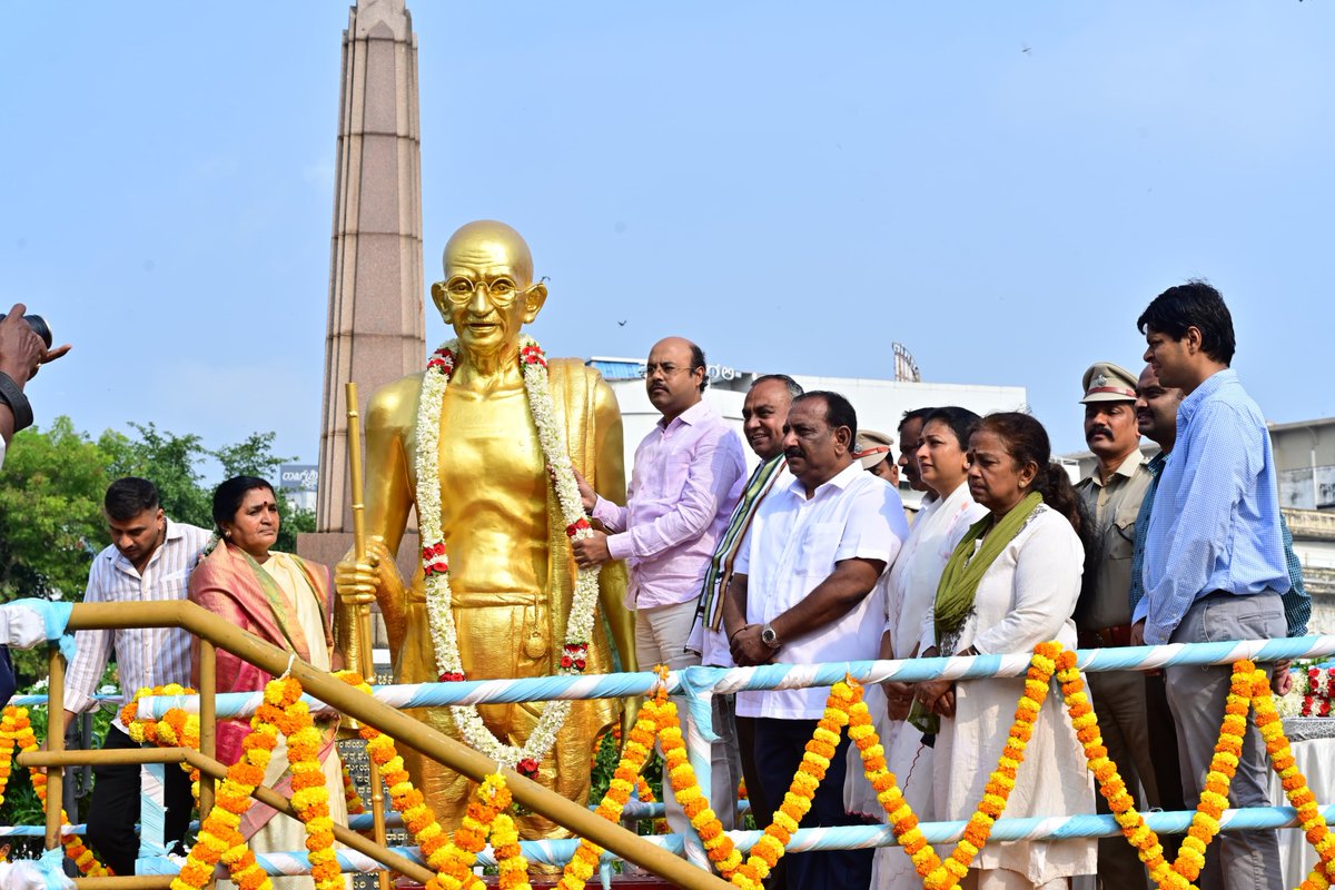 SPmysuru's tweet photo. ಗಾಂಧಿ ಜಯಂತಿಯ ಅಂಗವಾಗಿ ಇಂದು ಮೈಸೂರು ಮಹಾ ನಗರ ಪಾಲಿಕೆ ಹಾಗೂ ವಾರ್ತಾ ಮತ್ತು ಸಾರ್ವಜನಿಕ ಸಂಪರ್ಕ ಇಲಾಖೆ ಸಹಯೋಗದೊಂದಿಗೆ ಮೈಸೂರು ನಗರದ ಪುರಭವನ ಸಭಾಂಗಣದಲ್ಲಿ ಆಯೋಜಿಸಲಾಗಿದ್ದ ‘ಸರ್ವಧರ್ಮ ಪ್ರಾರ್ಥನಾ’ ಸಭೆಯಲ್ಲಿ ಪಾಲ್ಗೊಳ್ಳಲಾಯಿತು.
#mysuru https://t.co/WSKIcJ7yyh